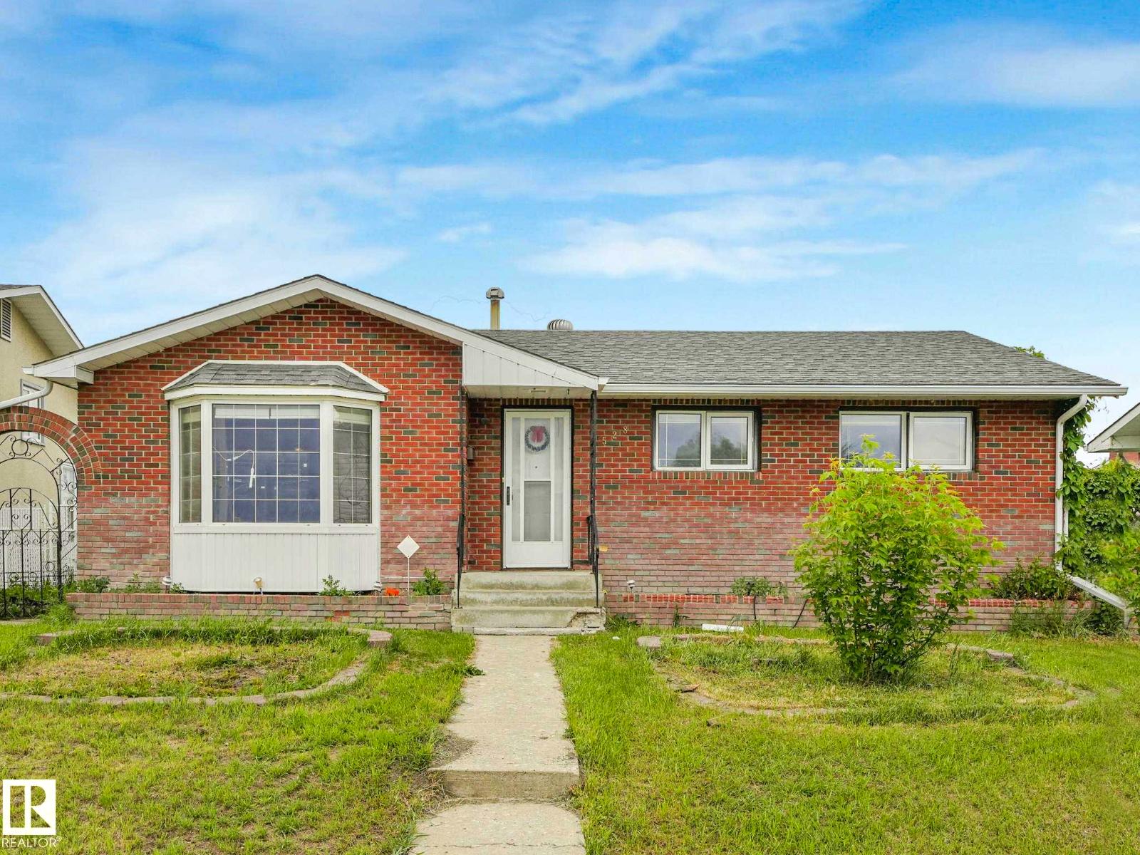 9528 151 AV NW