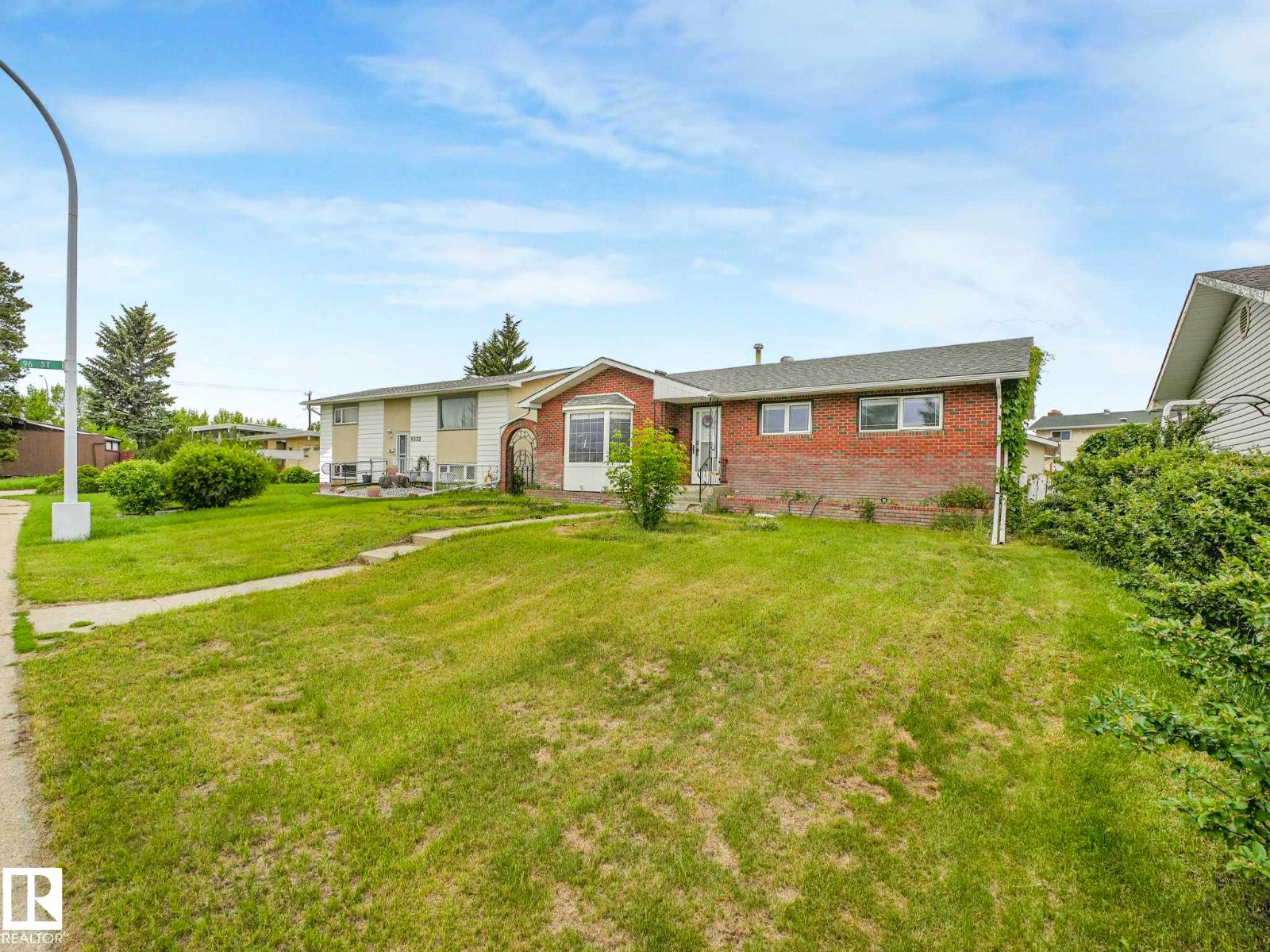 9528 151 AV NW