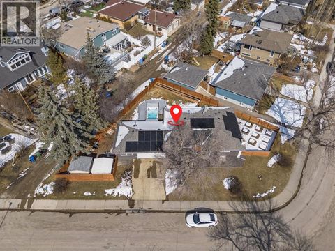 48 Carnarvon Way NW Calgary AB T2K1W4