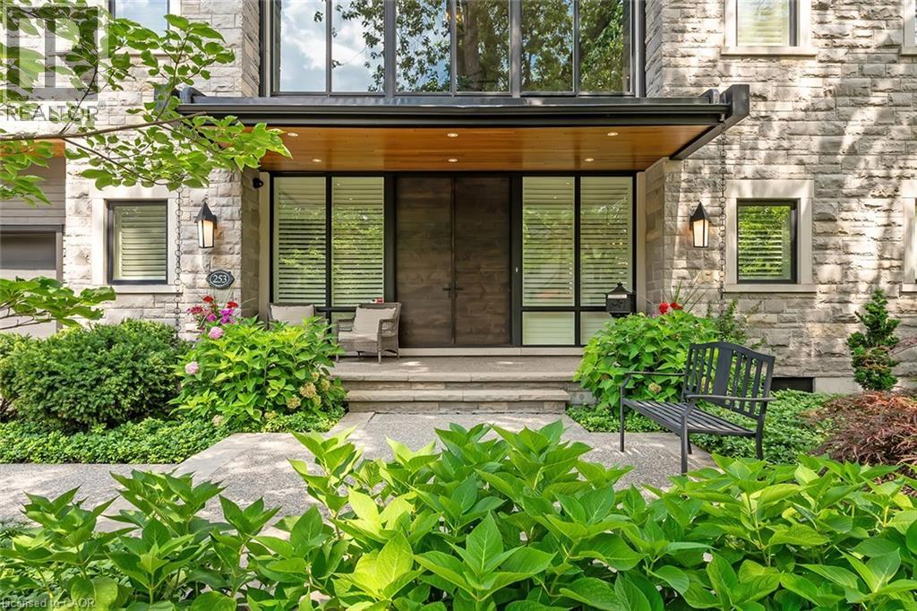 253 ROSSMORE Boulevard