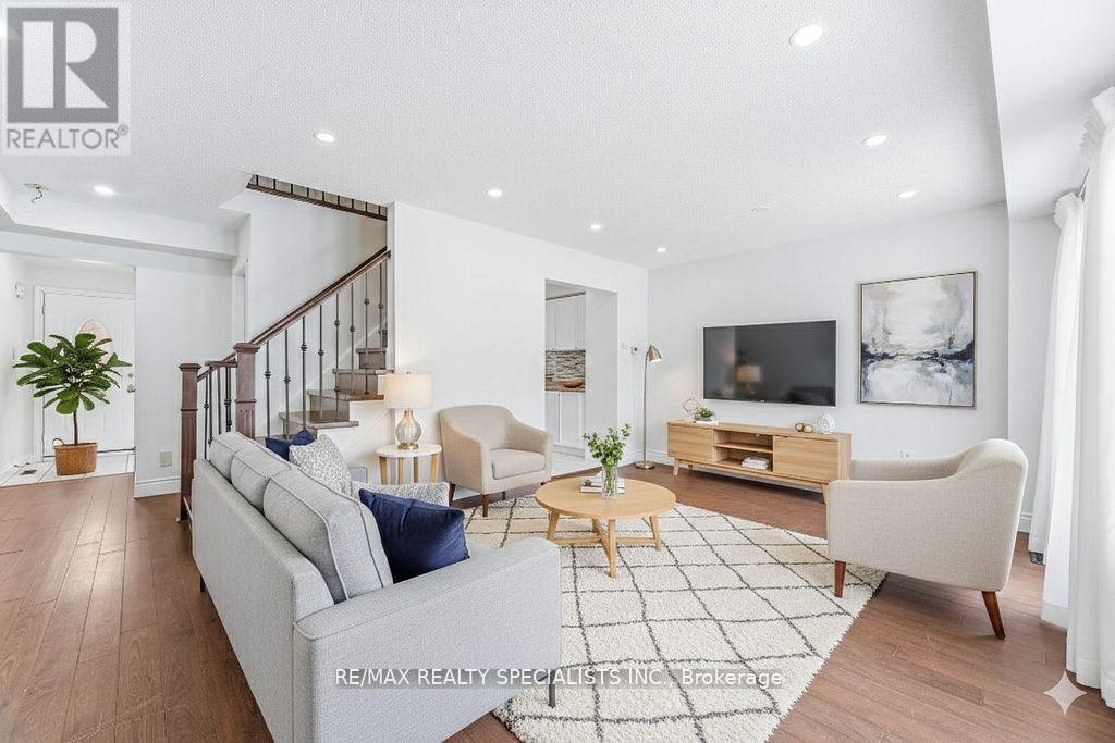 3 MULLIS CRESCENT