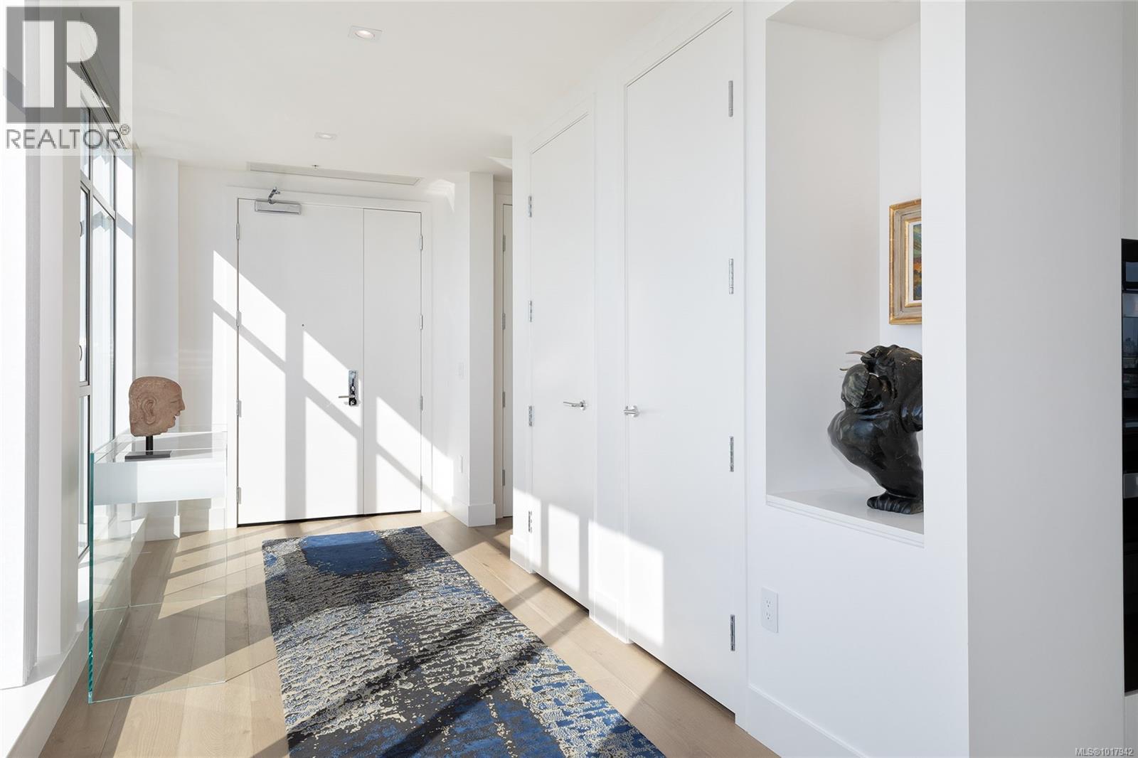 909/910 100 Saghalie Rd