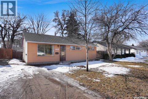 1047 Carleton STREET Moose Jaw SK S6H3A3