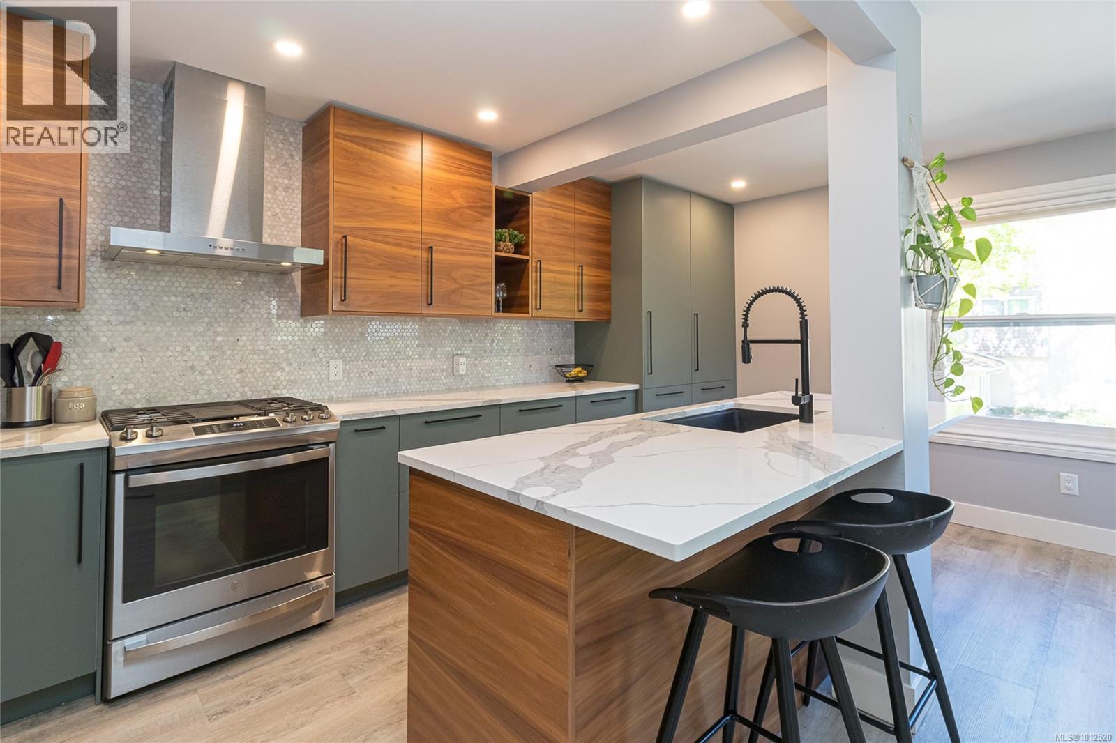 5 4580 West Saanich Rd