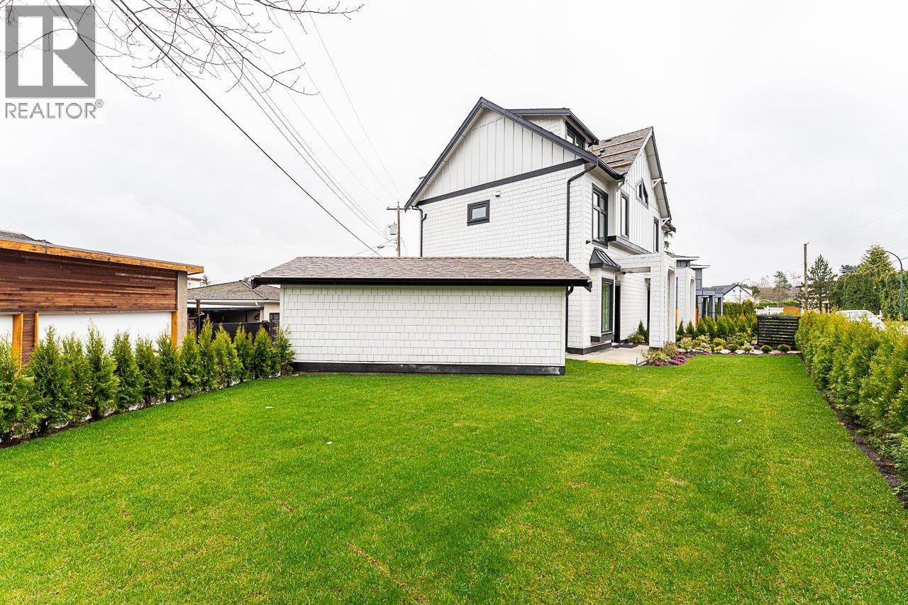 2 2837 OLIVER CRESCENT