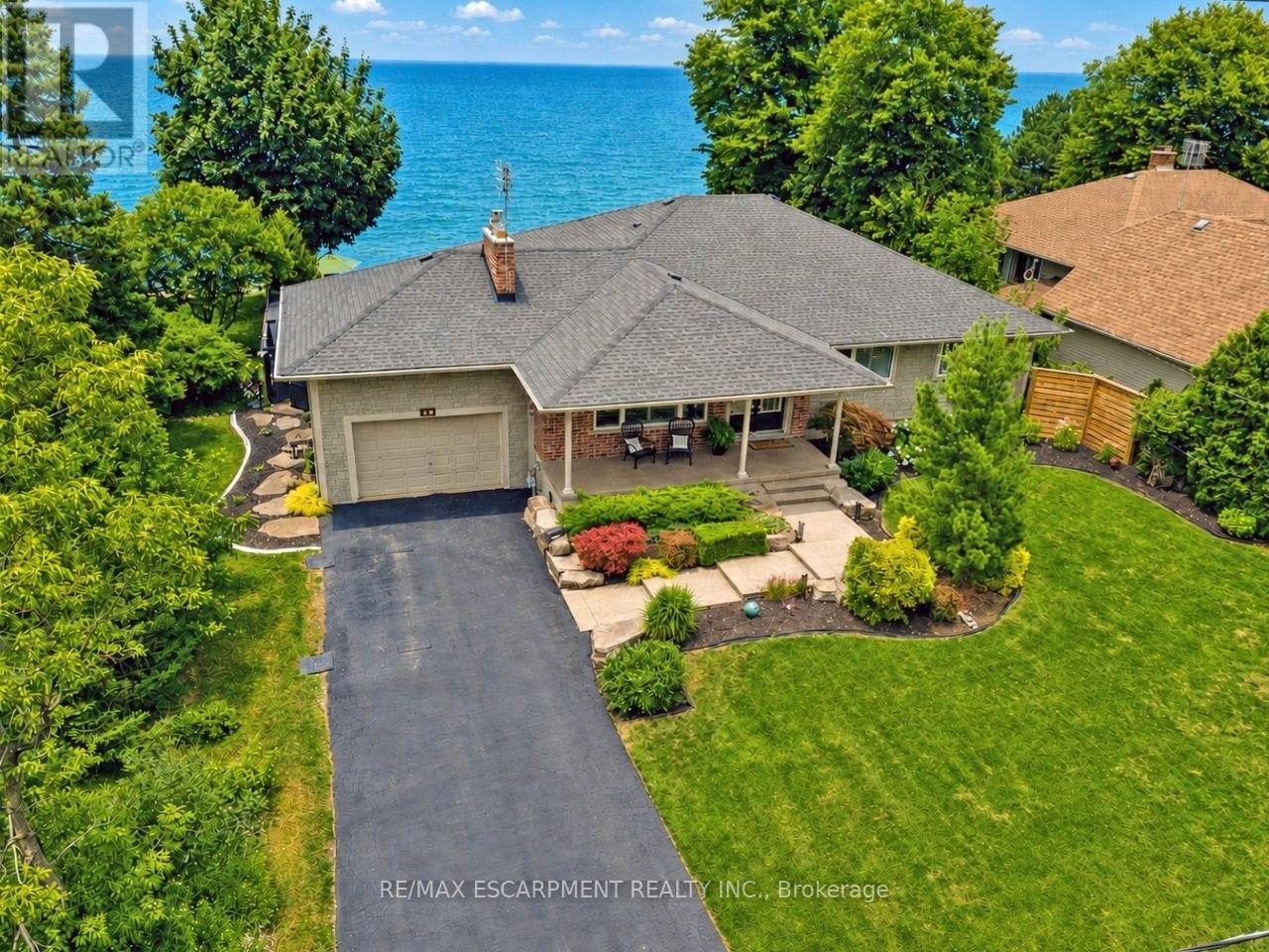 Photo 1 of 41 — 42 LAKESIDE DRIVE, Grimsby (Grimsby Beach), ON L3M2L2