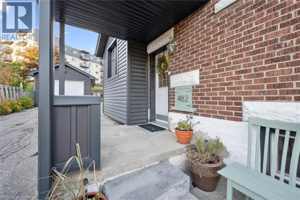 482 WELLINGTON Street N