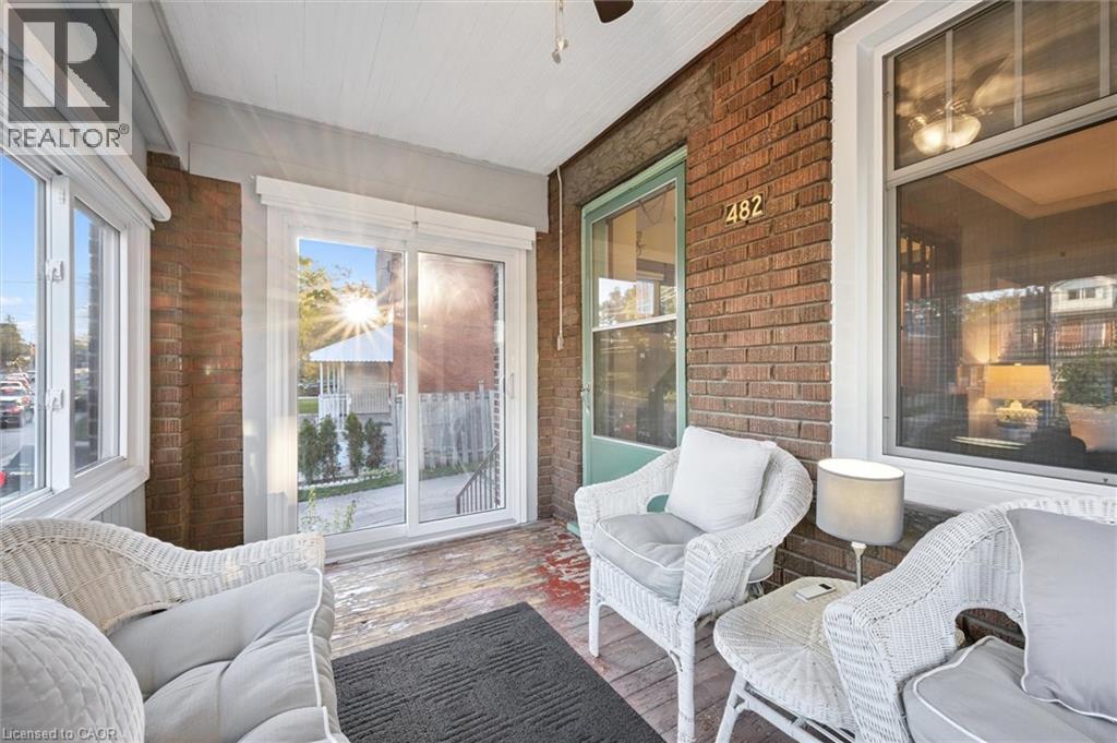 482 WELLINGTON Street N