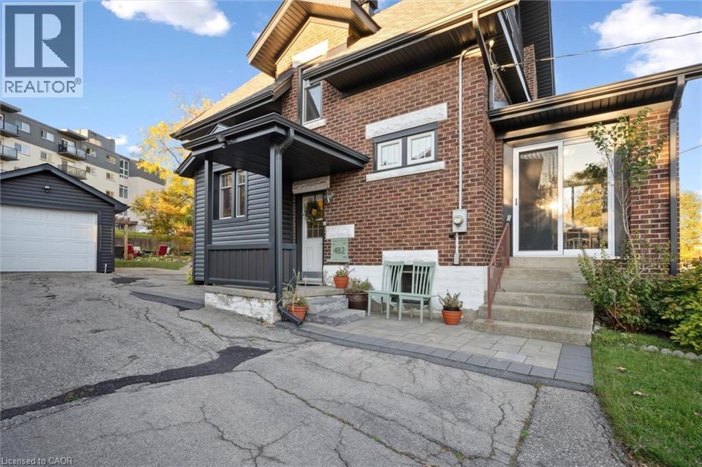 482 WELLINGTON Street N