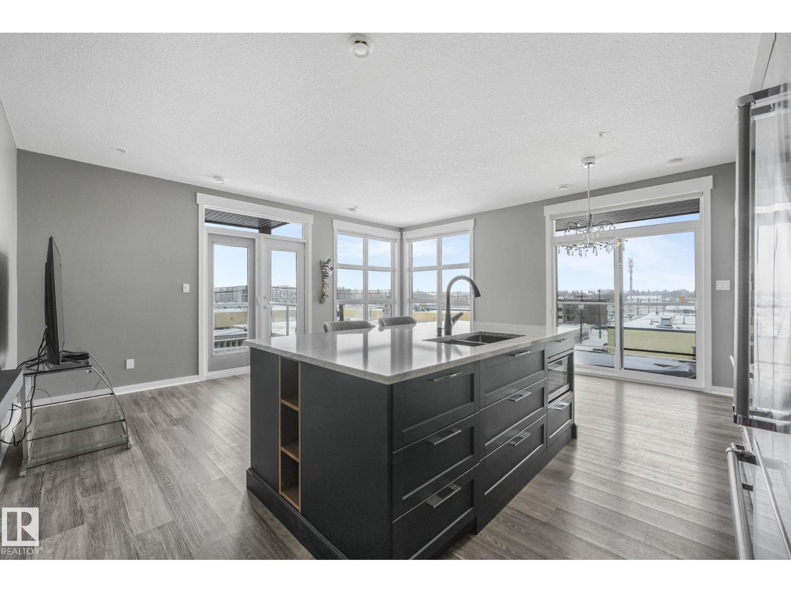 #412 10518 113 ST NW