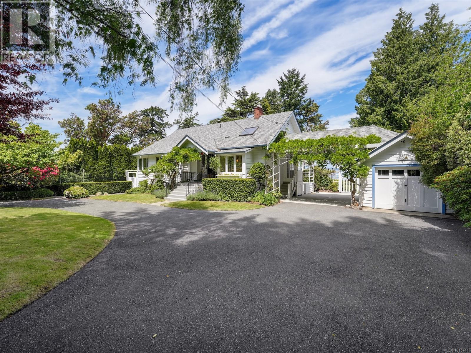 4590 Torquay Dr