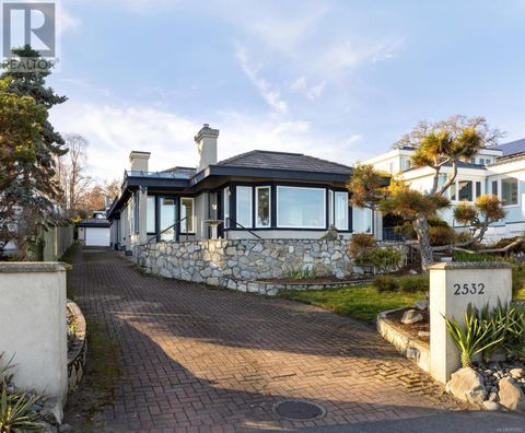 2532 Esplanade Oak Bay BC V8R2W3