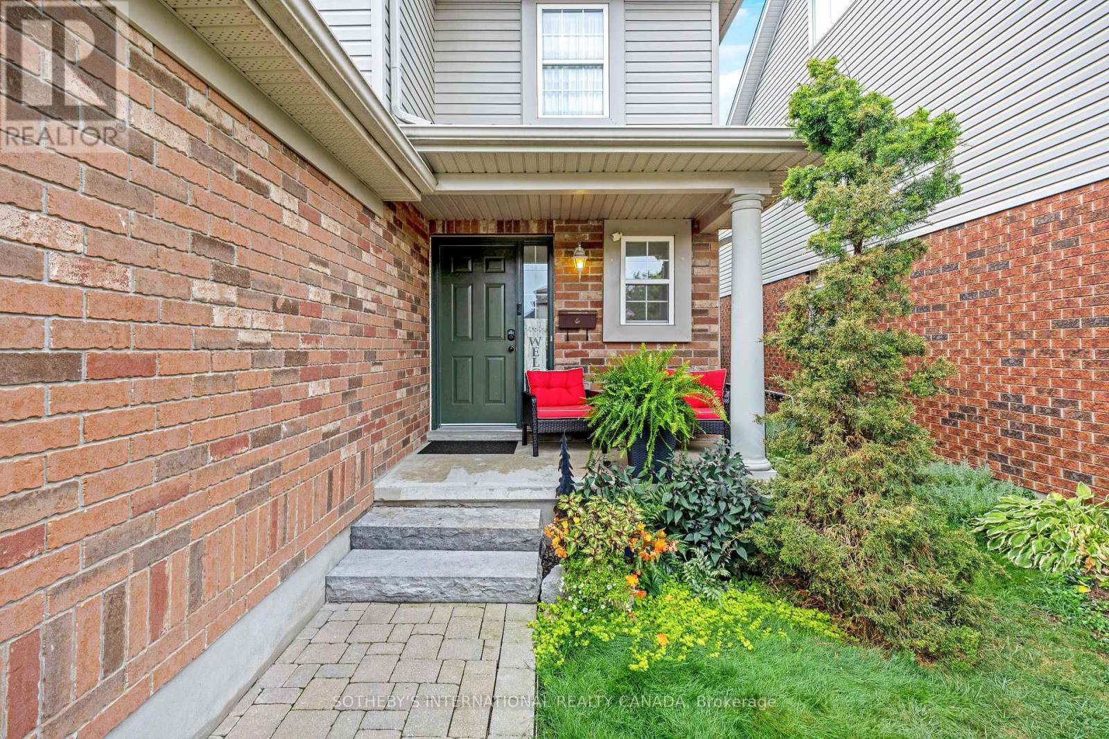 61 DARLING CRESCENT
