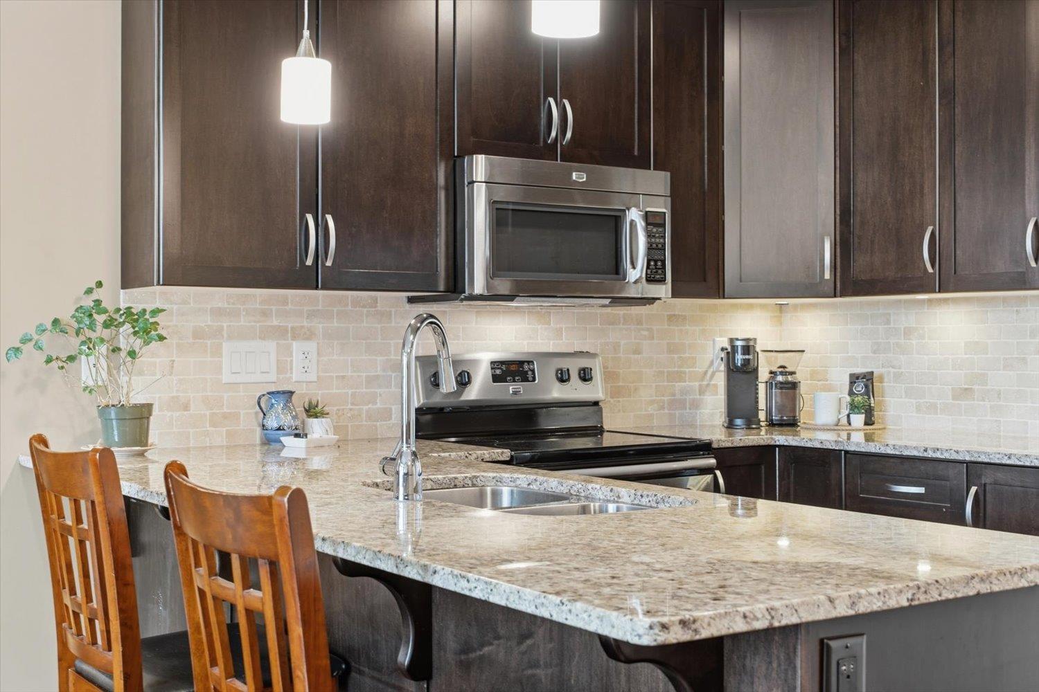 402 3192 GLADWIN ROAD