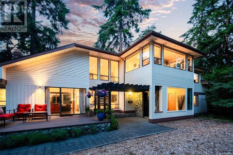 2676 Arbutus Rd Saanich BC V8N1W6