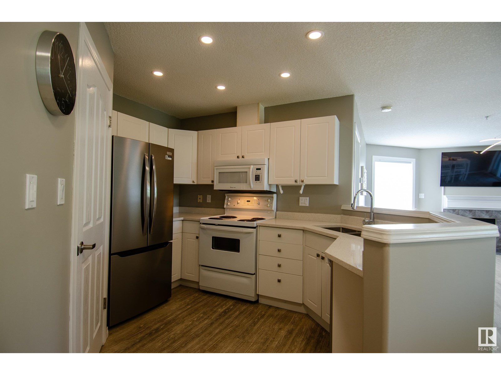 #408 7905 96 ST NW