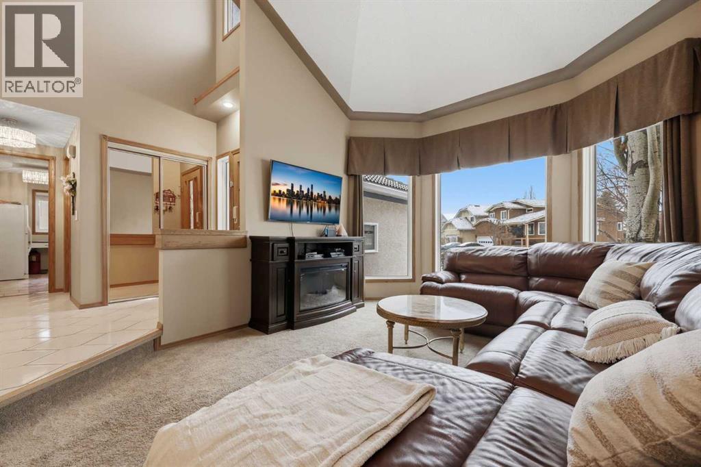 729 Woodbriar Place SW