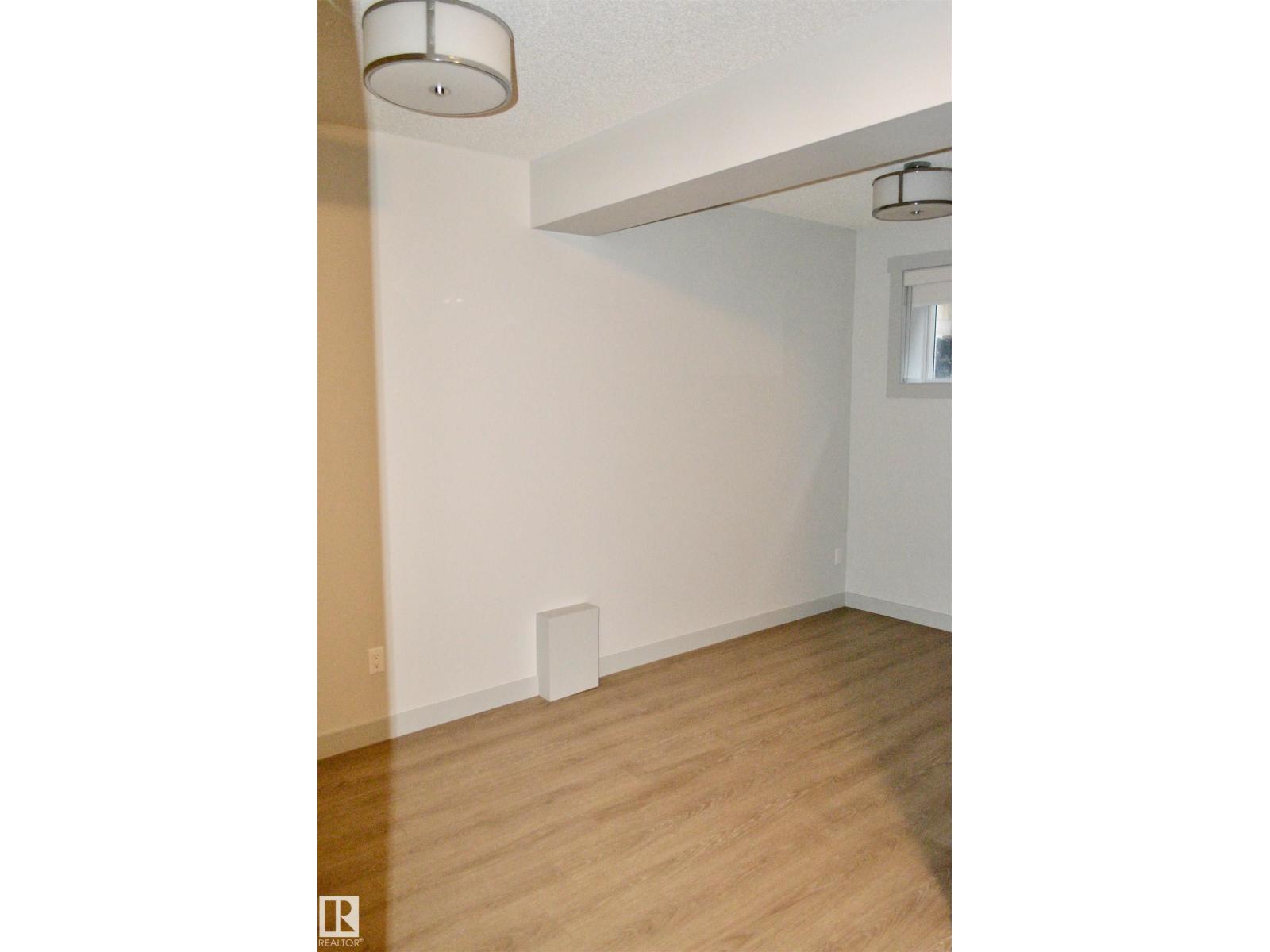 8952 81 AV NW