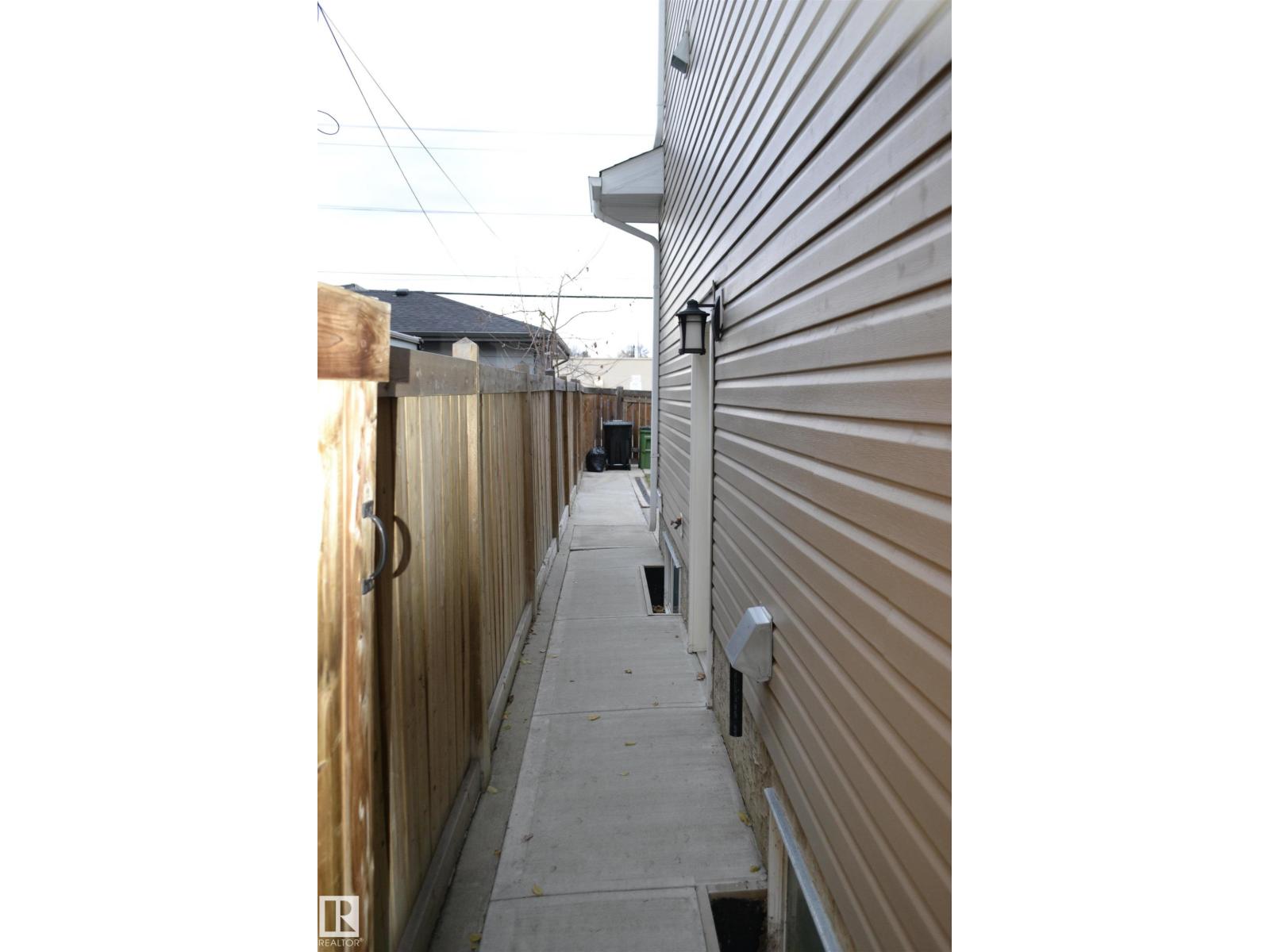 8952 81 AV NW