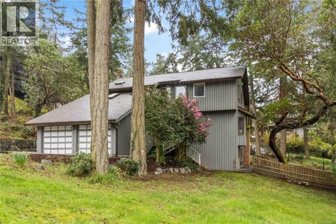2753 Arbutus Rd Saanich BC V8N5X7