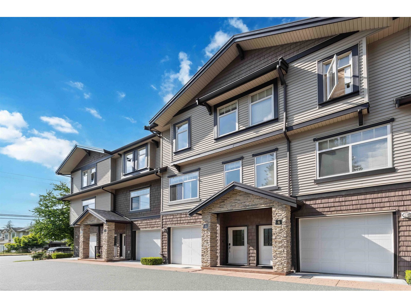 3 2950 LEFEUVRE ROAD