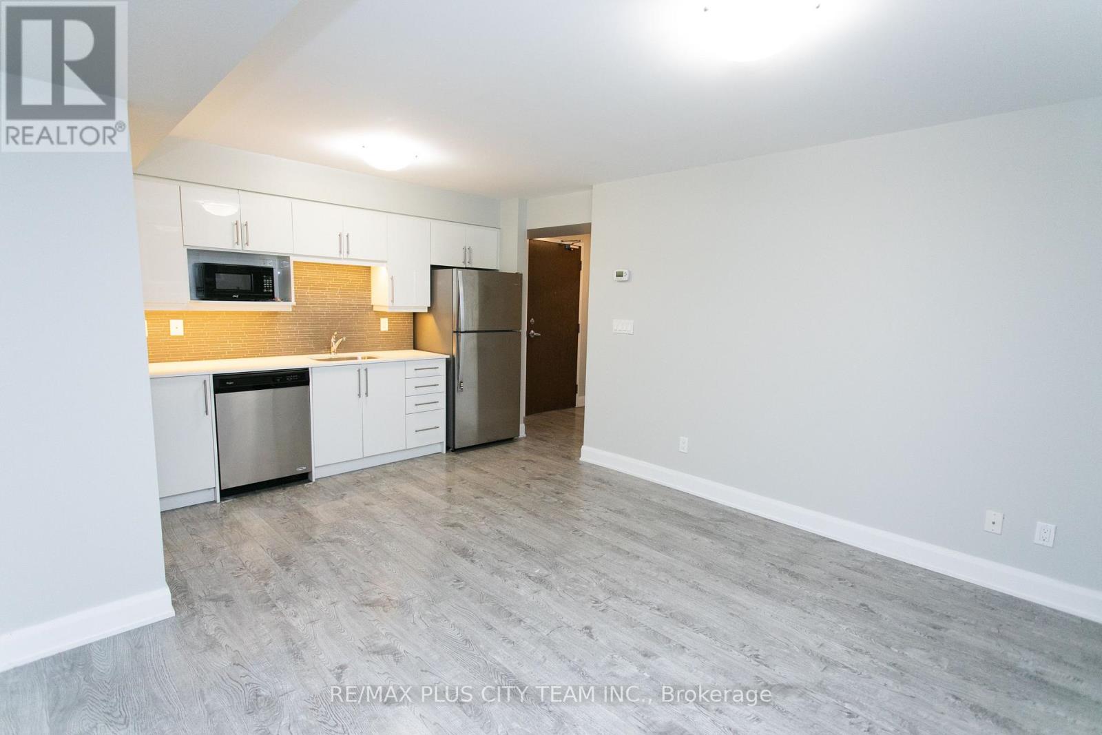L03 - 686 BATHURST STREET