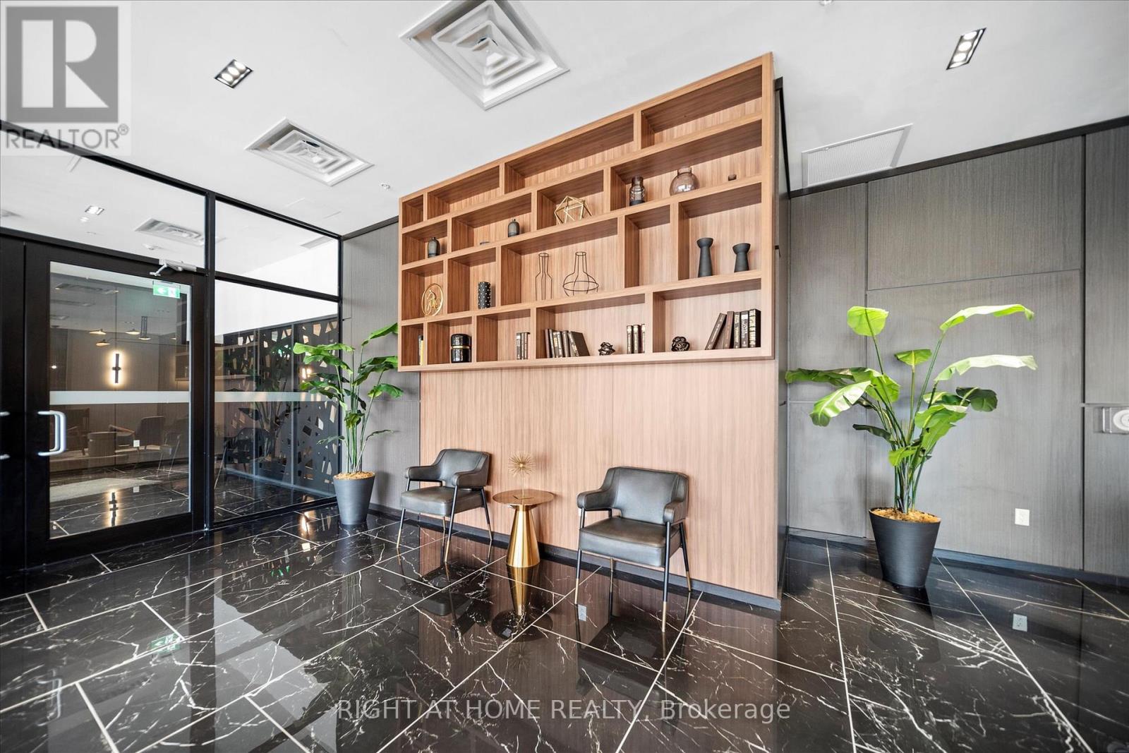 806 - 181 KING STREET S