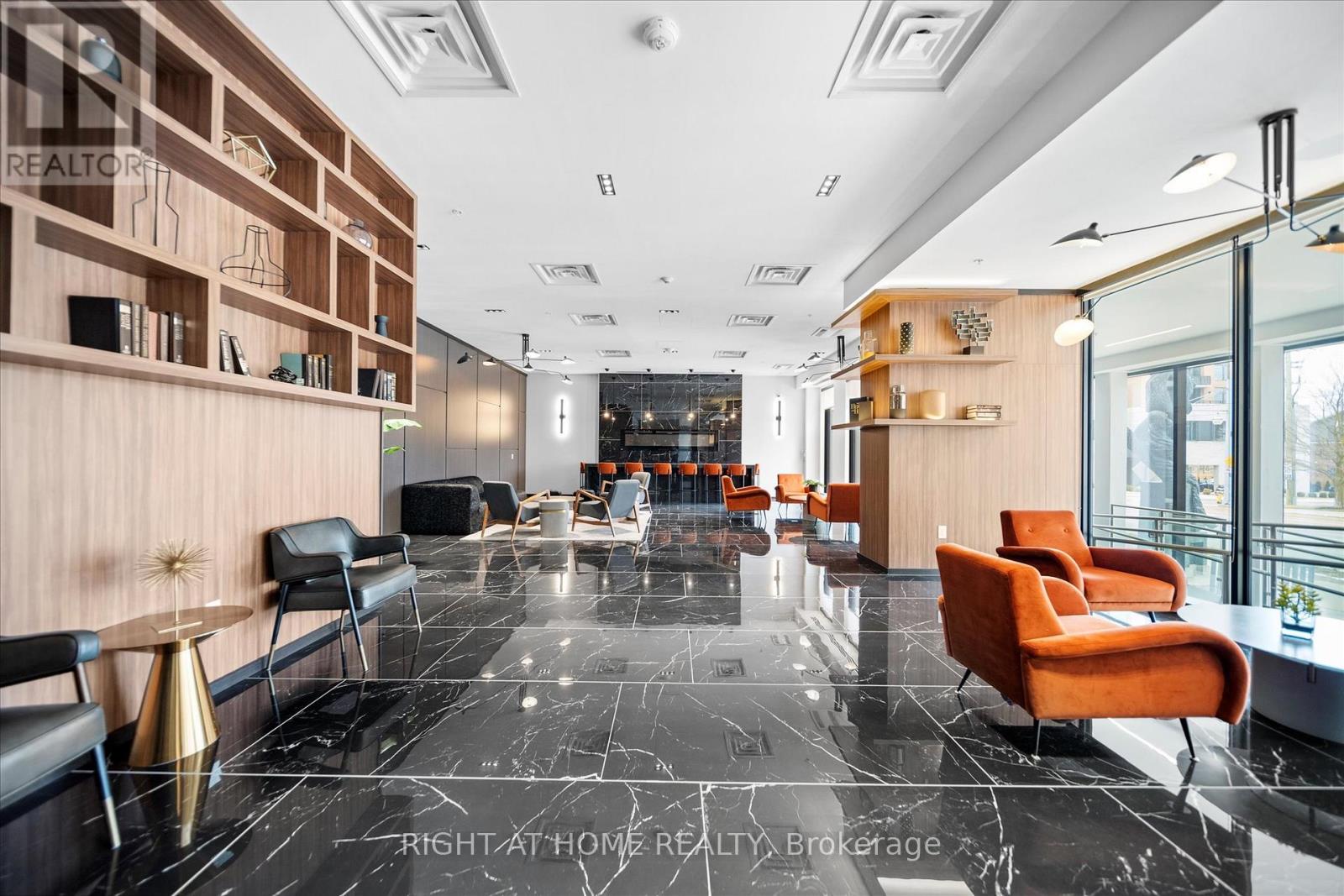 806 - 181 KING STREET S