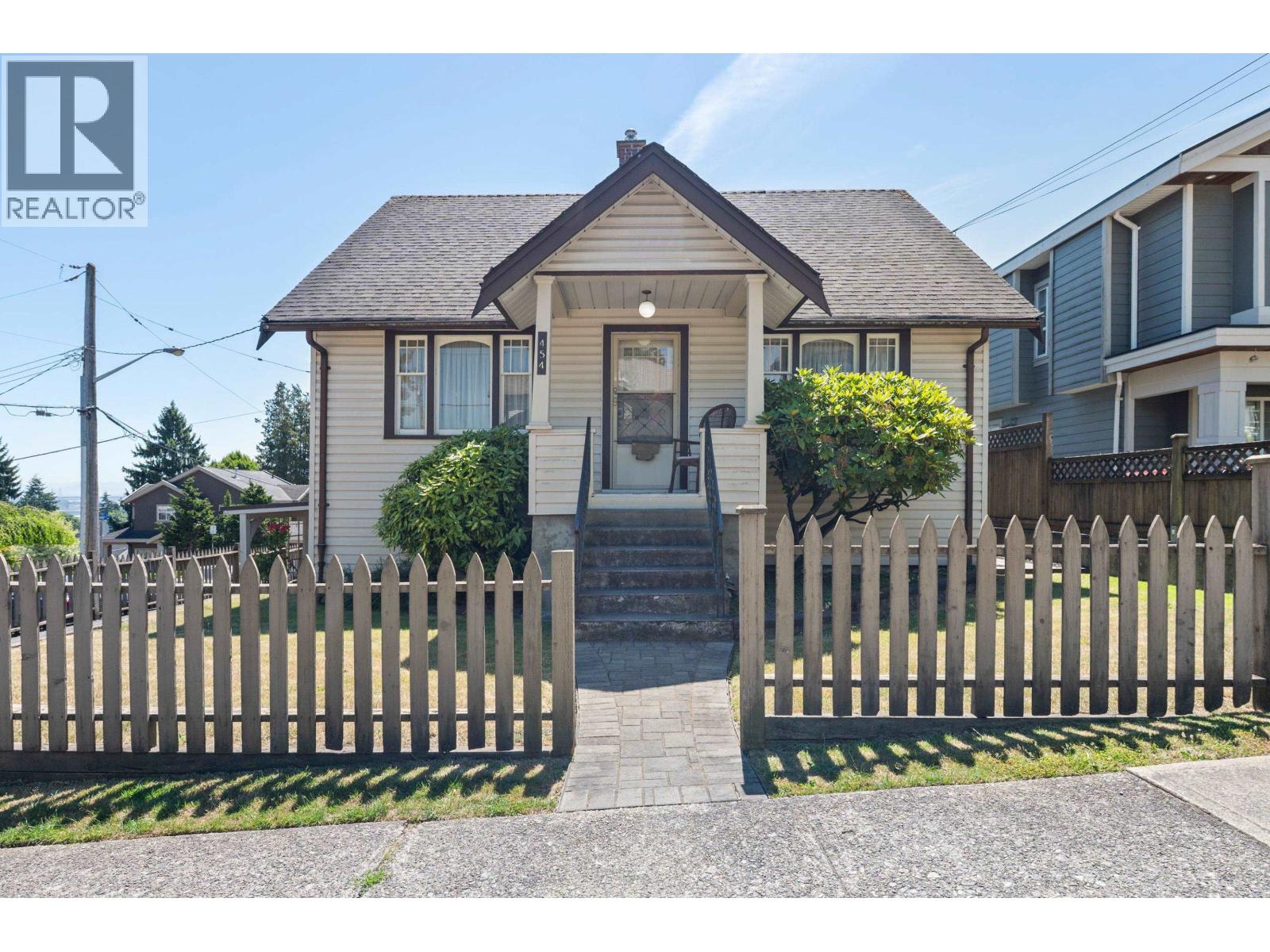 Photo 1 of 34 — 454 ELMER STREET, New Westminster, BC V3L4M5