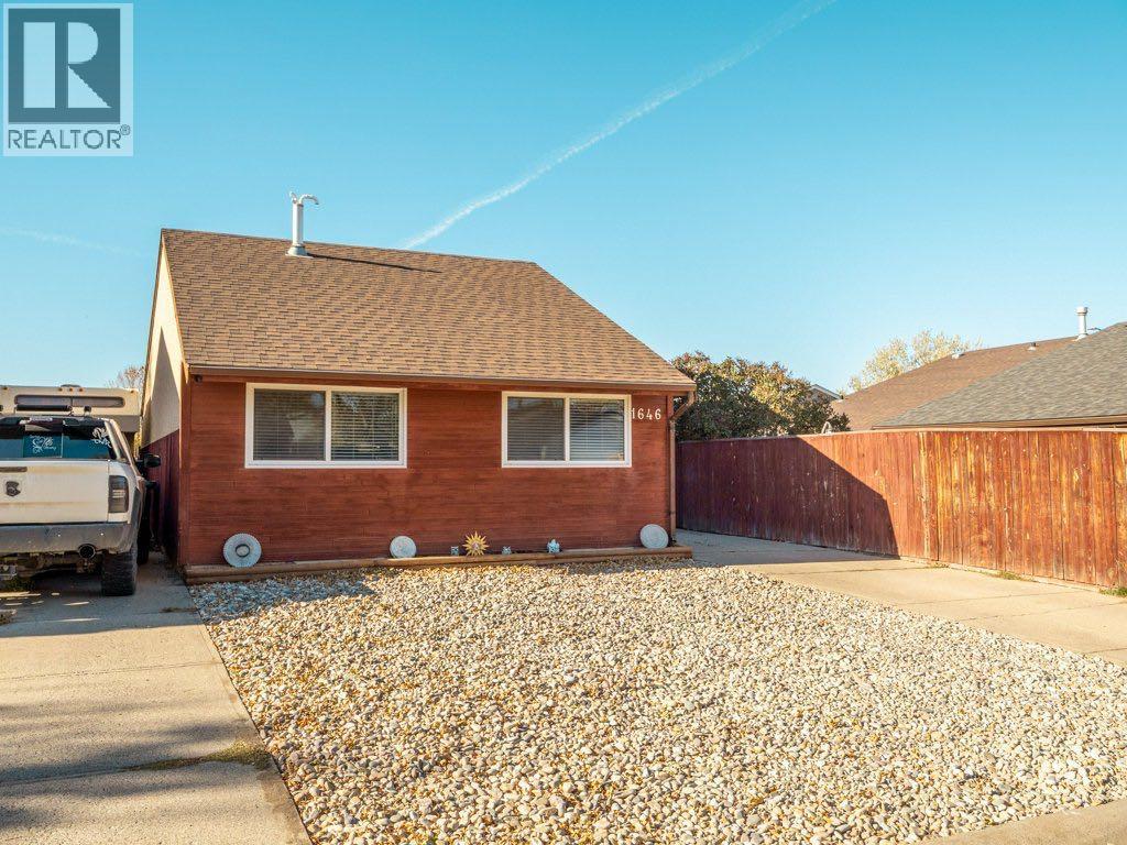 1646 St George Road N