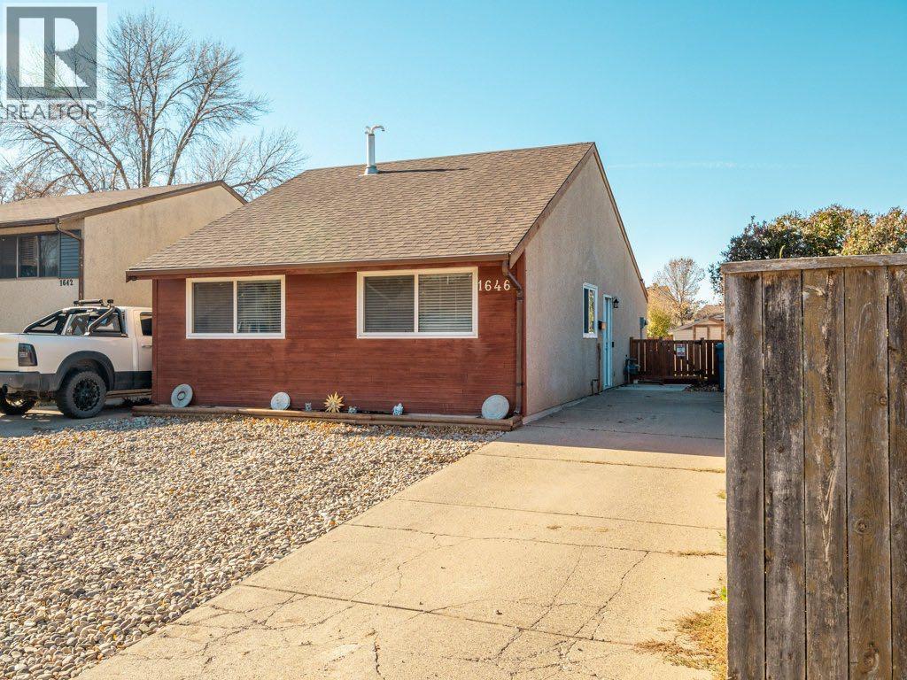 1646 St George Road N