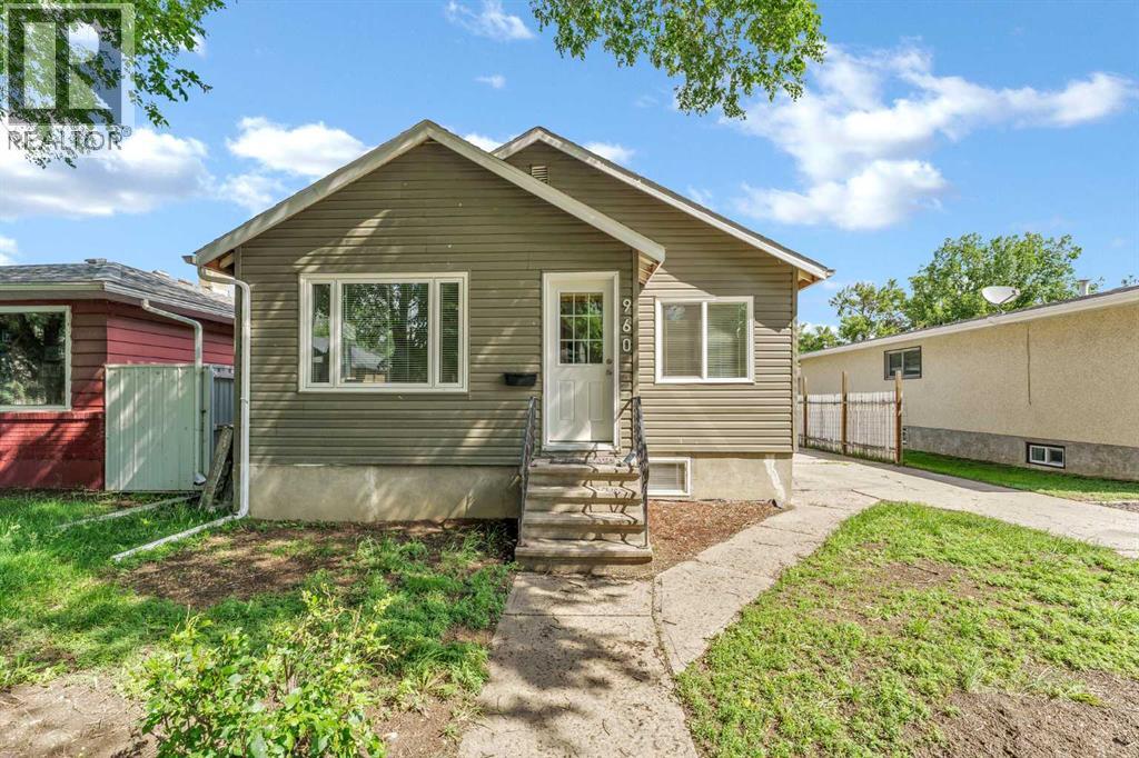 Photo 1 of 40 — 960 5 Street SE, Medicine Hat, AB T1A0P4