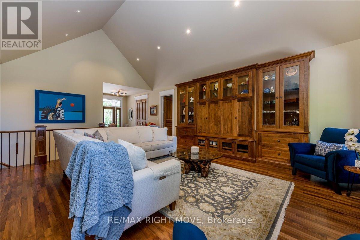 153 CREIGHTON STREET S