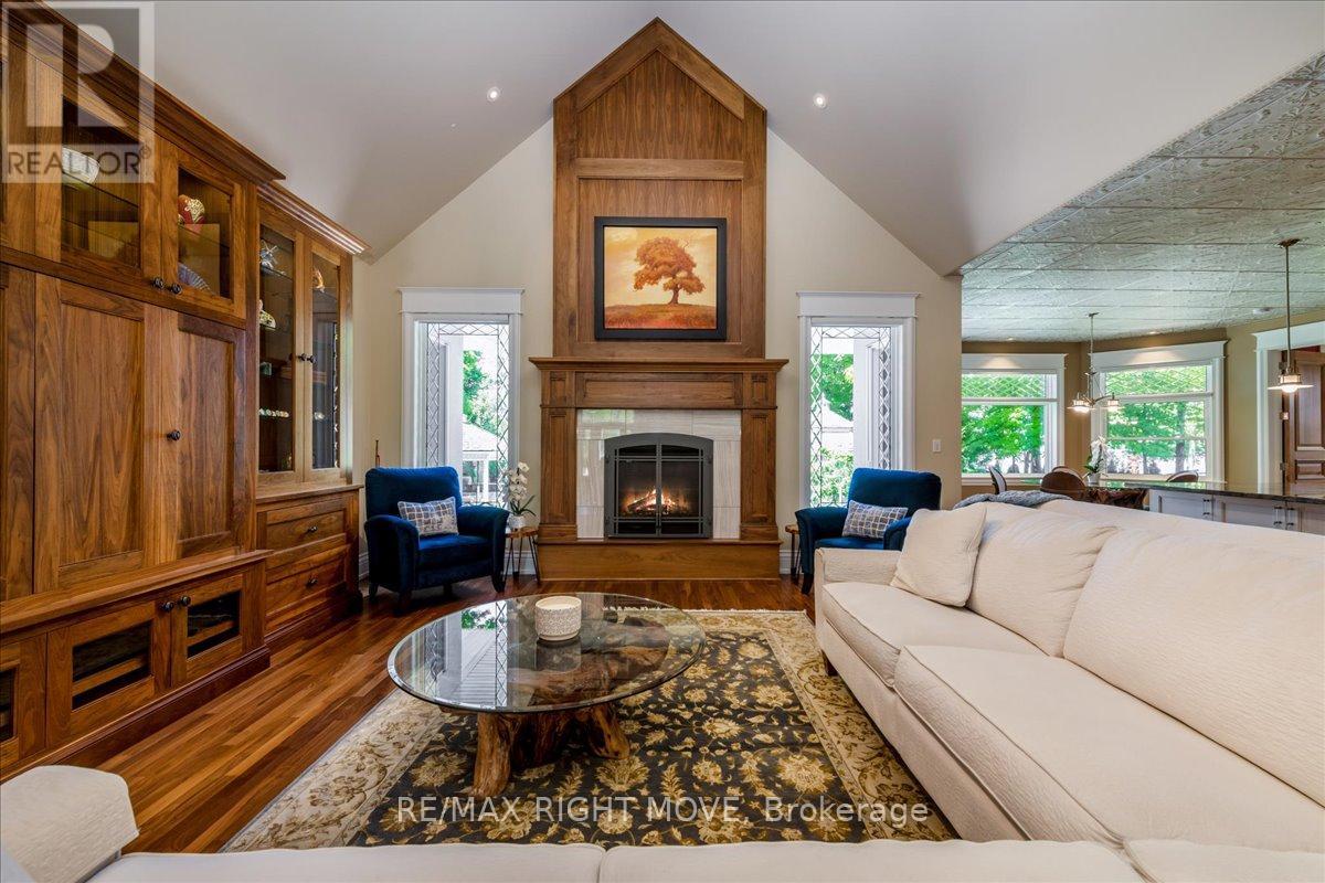 153 CREIGHTON STREET S