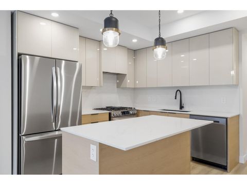 203 15353 17 AVENUE Surrey BC V4A1T8