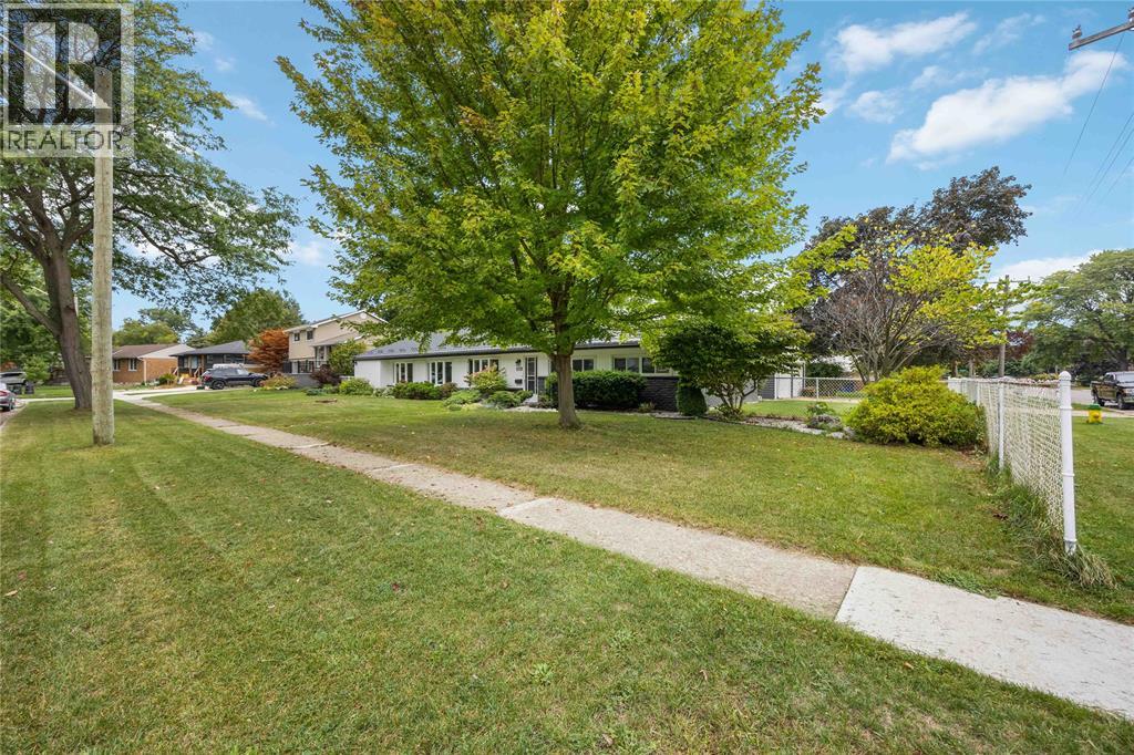 910 Charlesworth DRIVE