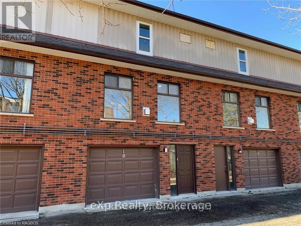 8 - 215 MCNAB STREET