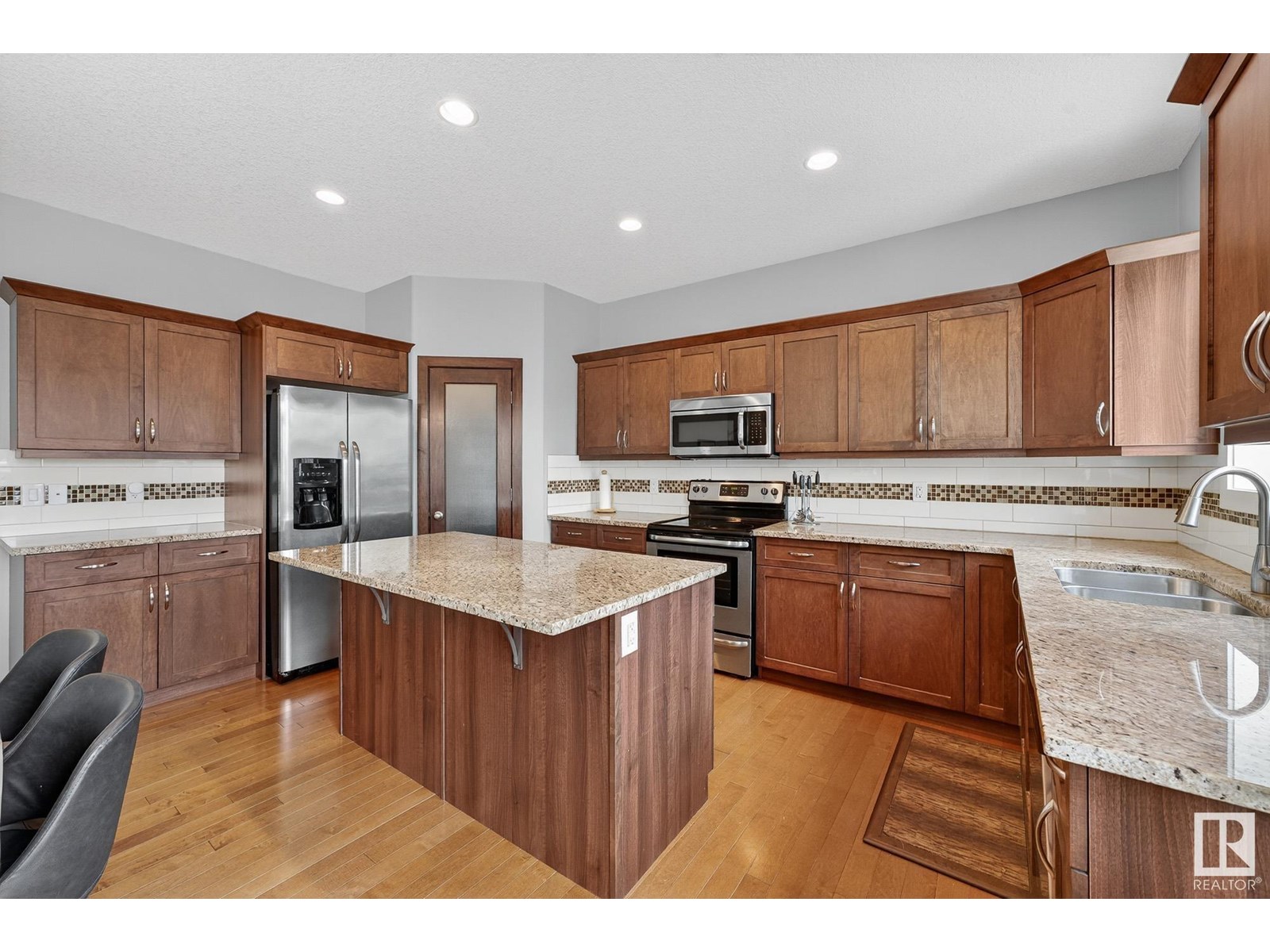 10422 97 ST