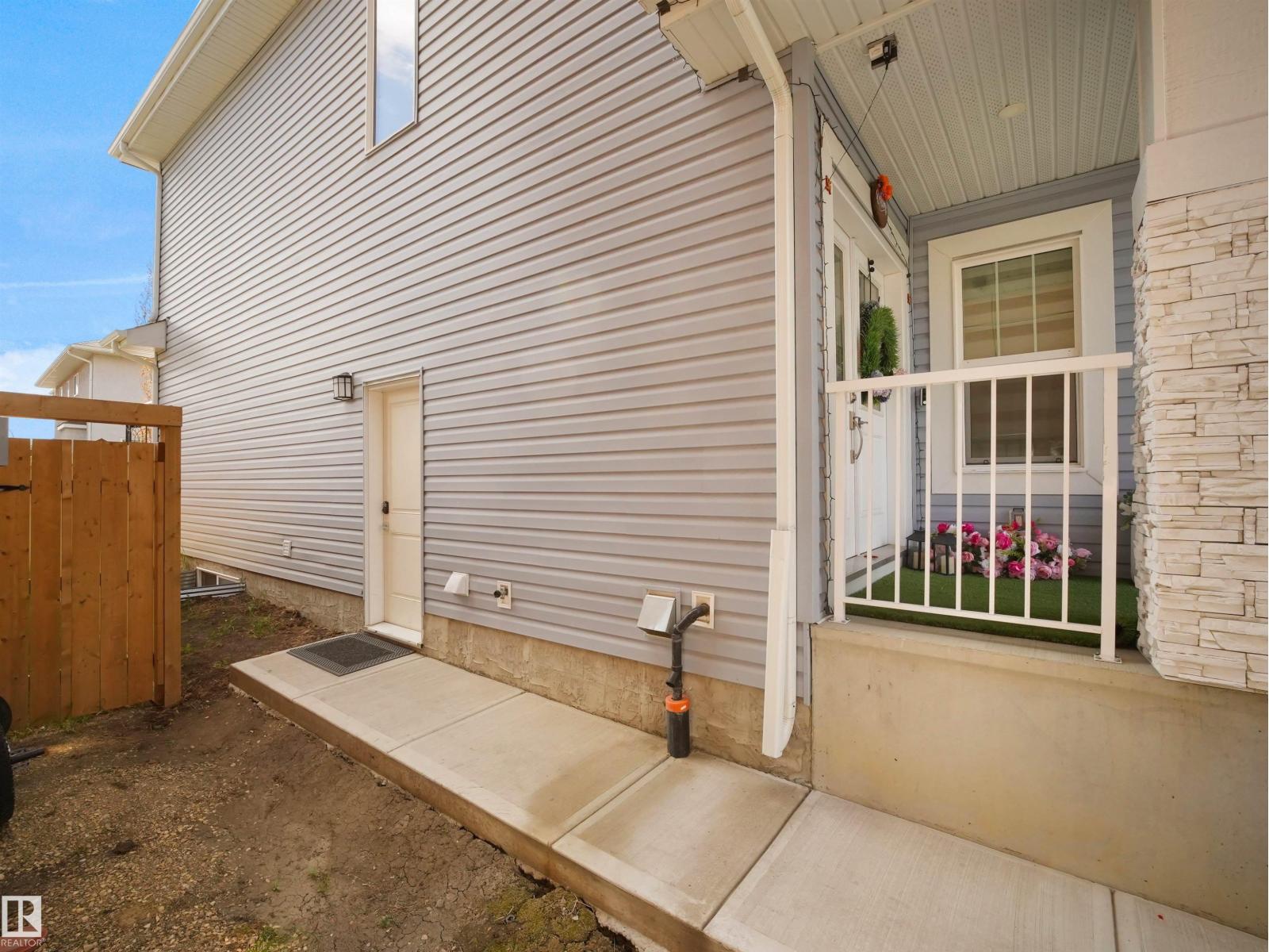 1427 150 AV NW