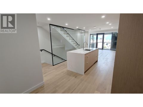 901 239 KEEFER STREET Vancouver BC V6A1X6