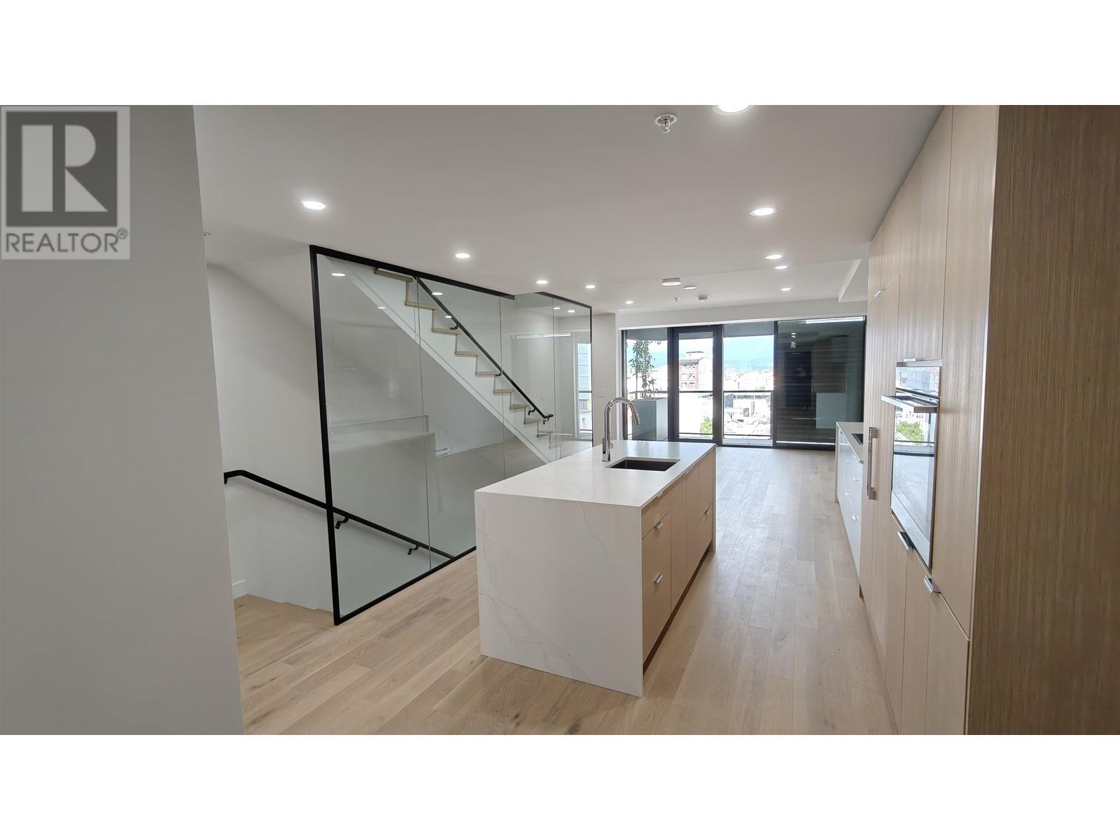 901 239 KEEFER STREET