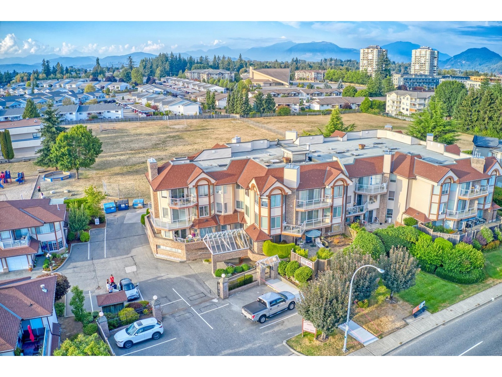 Photo 1 of 25 — 32669 GEORGE FERGUSON Way 201, Abbotsford, BC V2T4E4