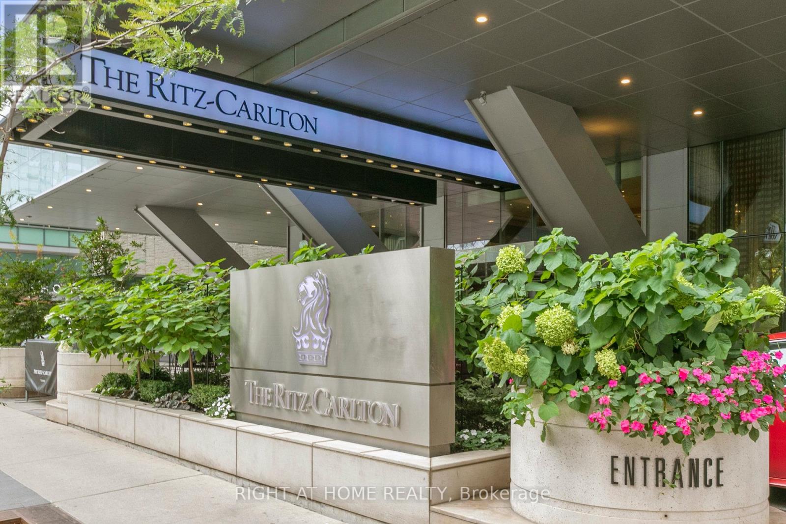 Photo 1 of 29 — 183 Wellington Street West 2804, Toronto, ON M5V0A1