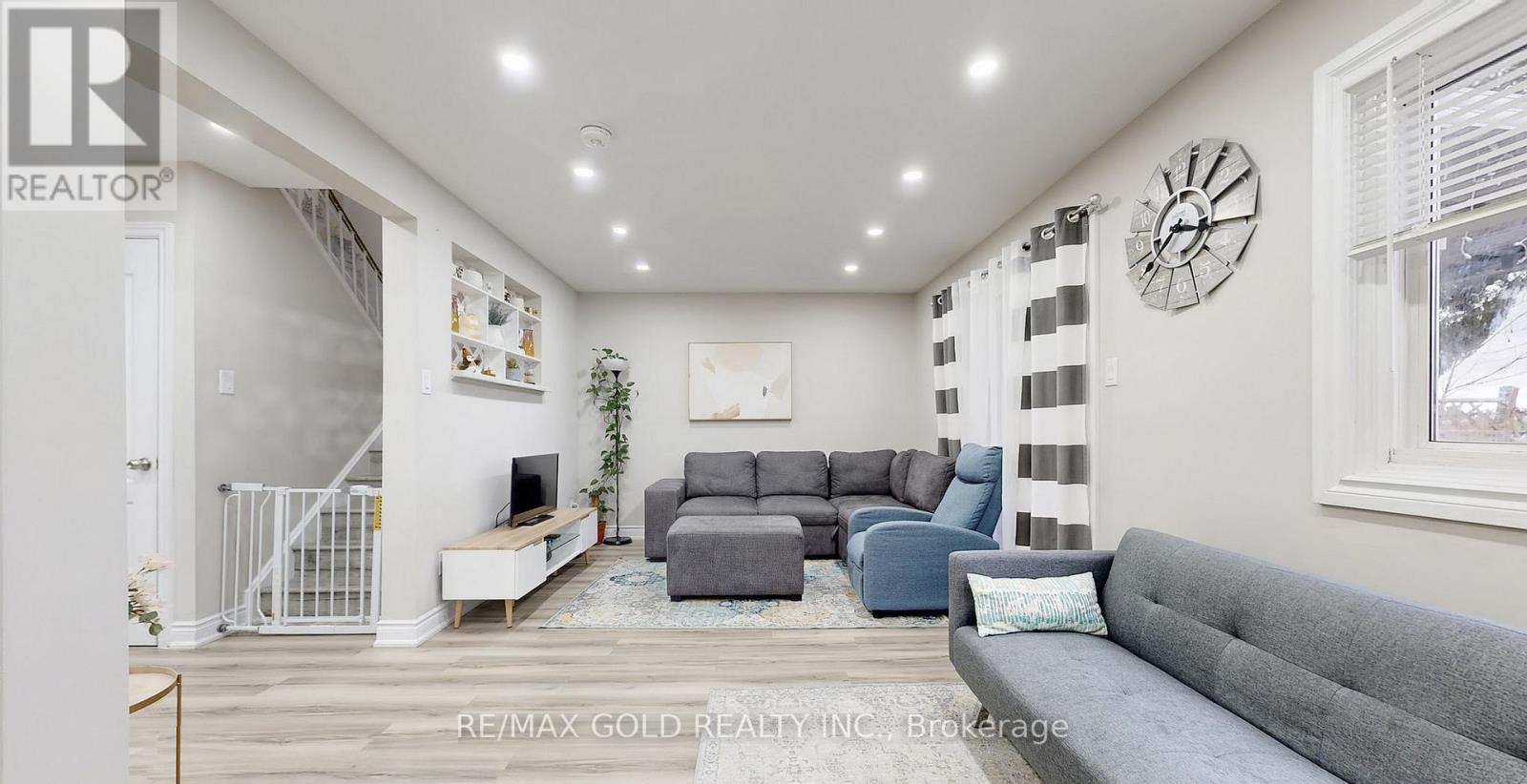 12 GLENCASTLE SQUARE