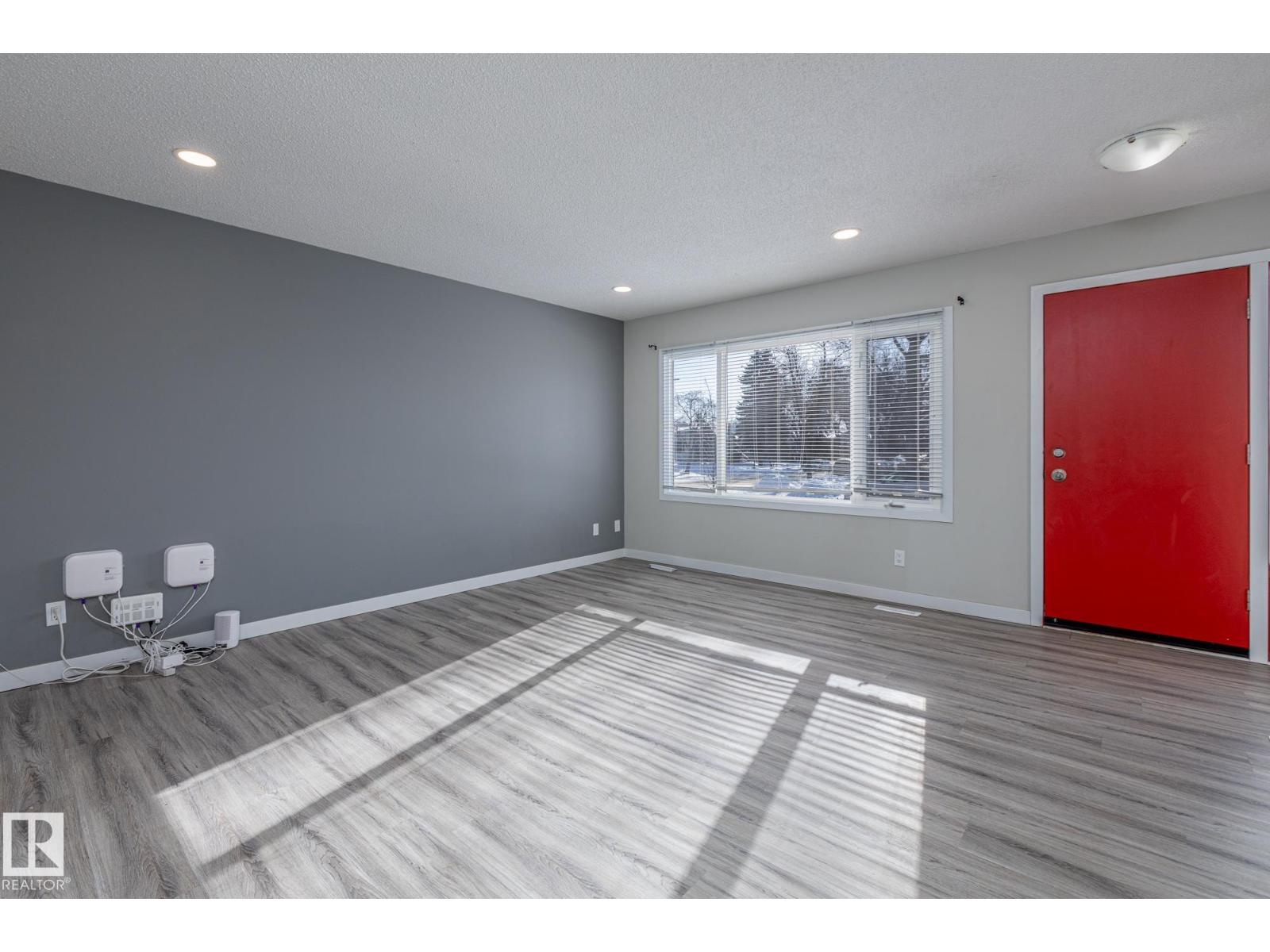 8504 121 AV NW