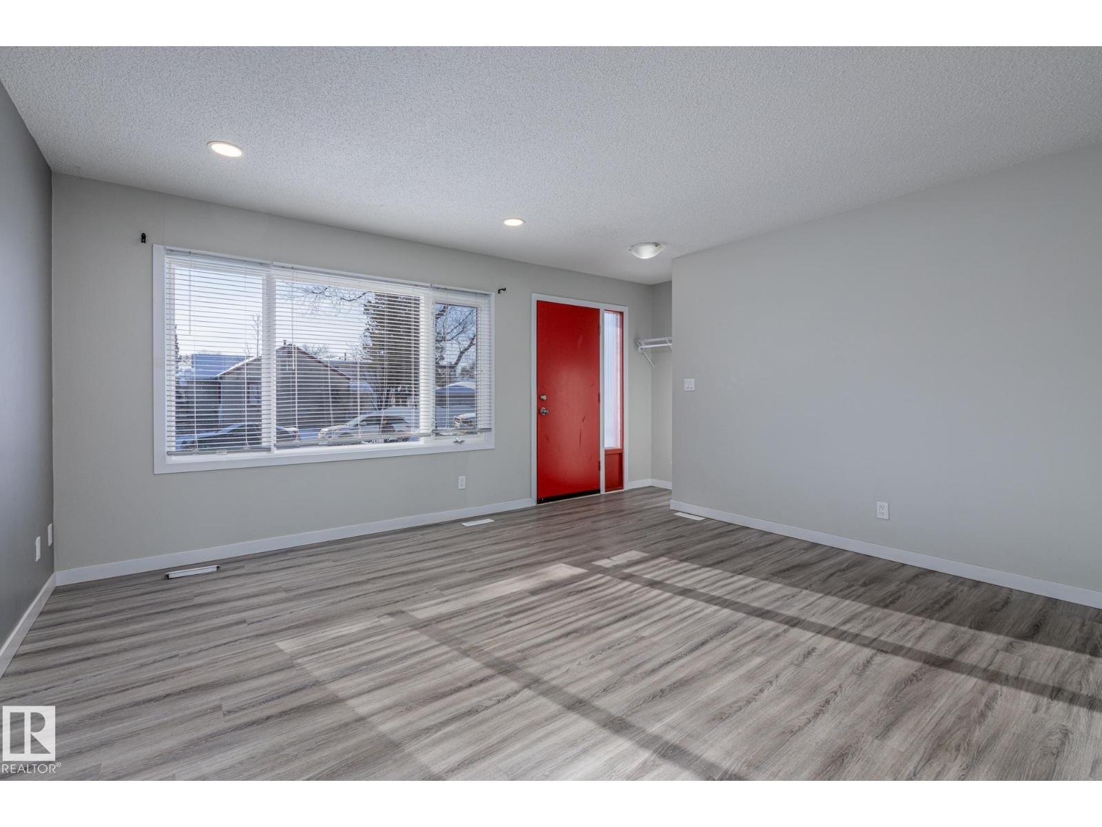 8504 121 AV NW