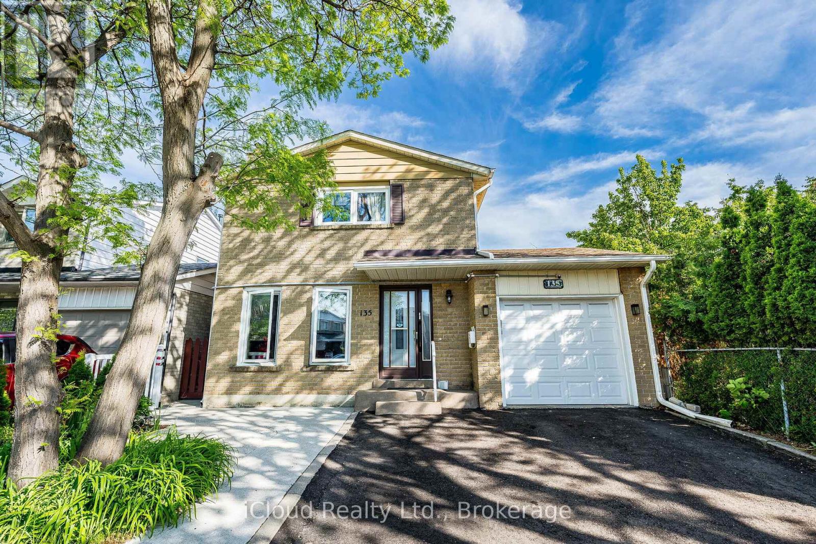 Photo 1 of 50 — 135 AUTUMN GLEN CIRCLE, Toronto (West Humber-Clairville), ON M9W6B3
