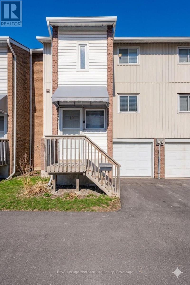 Photo 1 of 27 — 19 - 850 LAKESHORE DRIVE Unit 19, North Bay (Ferris), ON P1A2G8
