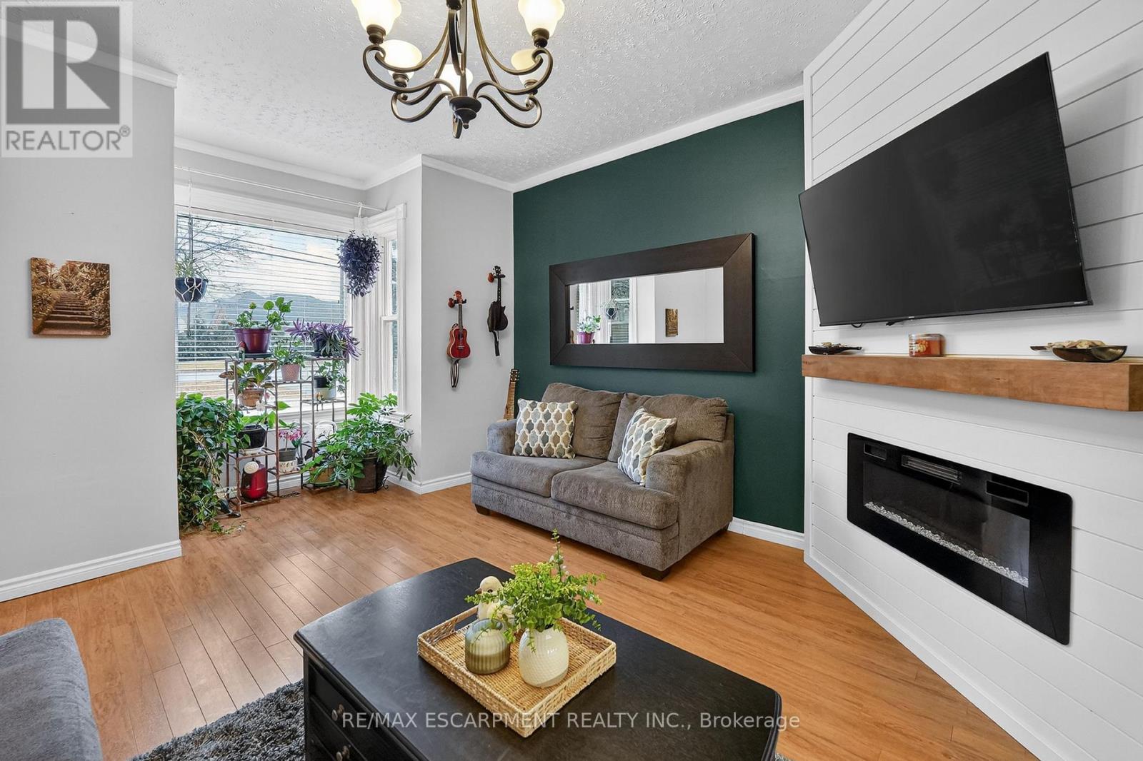 287 MAIN STREET E