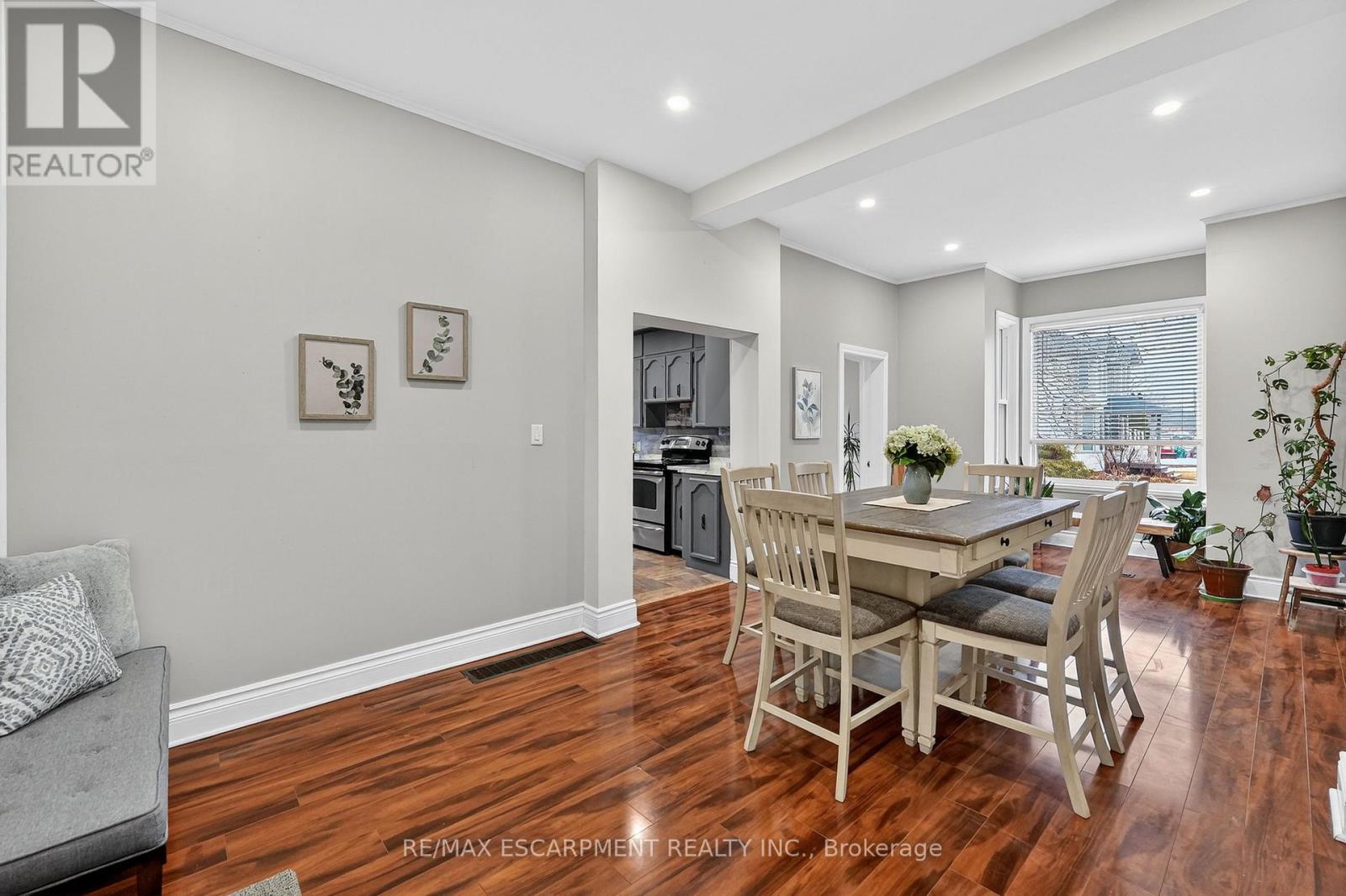 287 MAIN STREET E